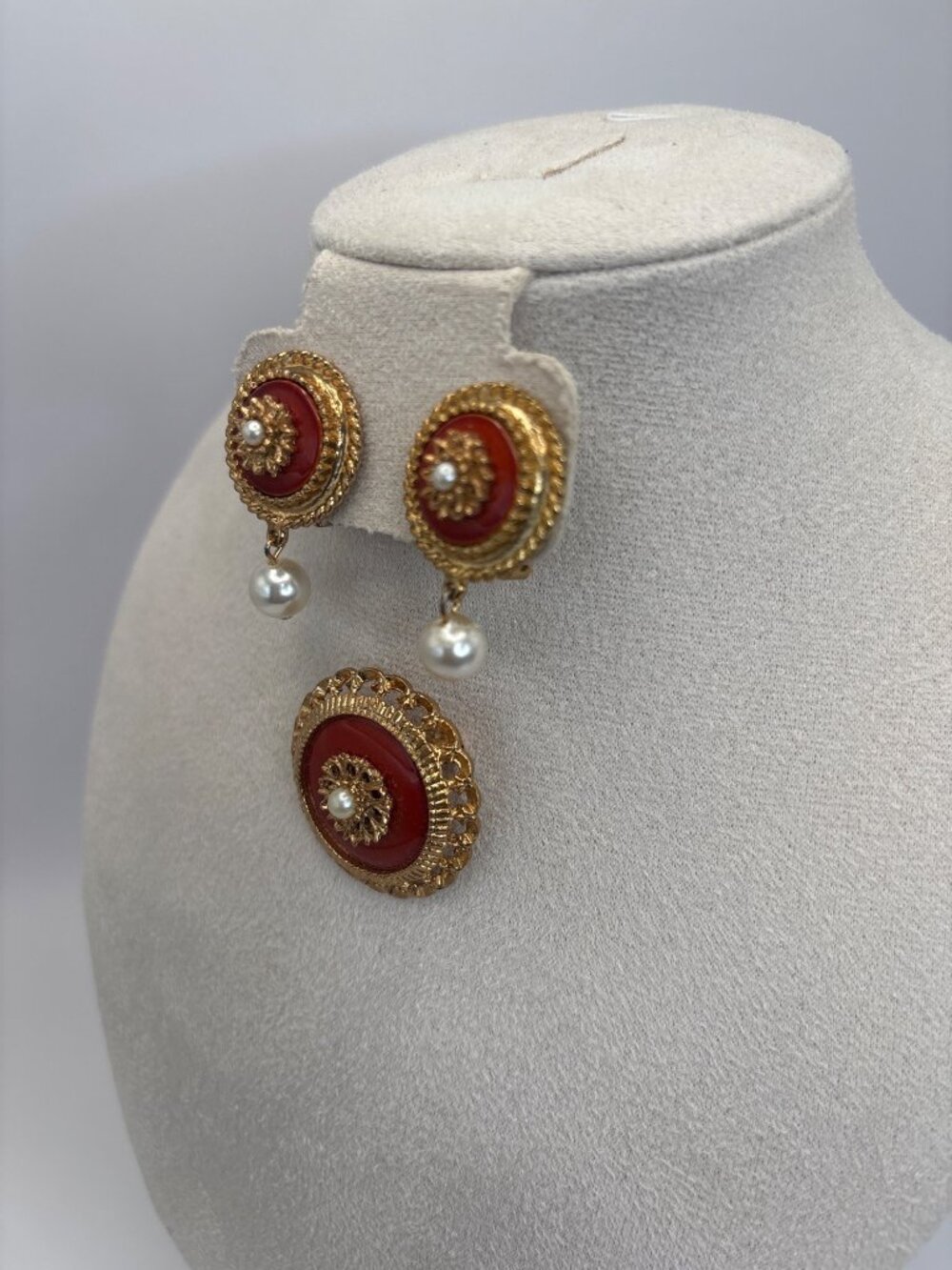 Sarah Coventry Vintage Westminster Gold Tone Red Enamel Brooch Clip On Earrings - Picture 3 of 8